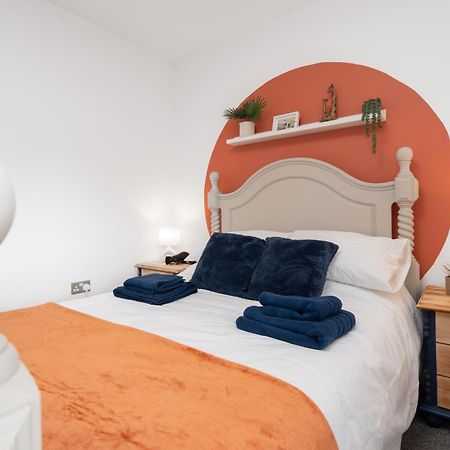 Shawe House - 10 Minute Mcr Airport - Free Parking Villa Wythenshawe Rum bild